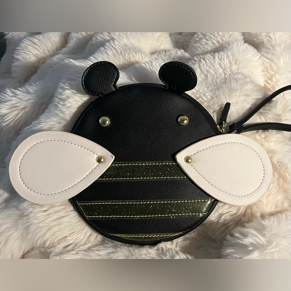 Betsey Johnson Bee 🐝 Wristlet - Super Cute! 💛